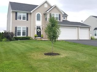 1792 Opal Dr, Farmington, NY 14425