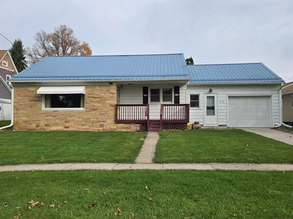 113 W Spring St, Strawberry Point, IA 52076