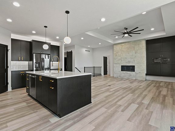 4th image of 901 N 105th St