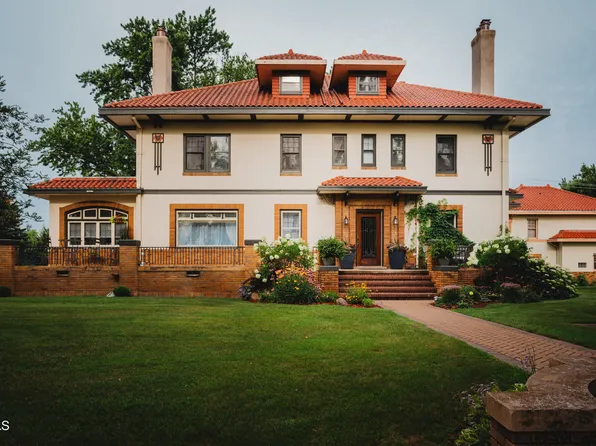 215 S 7th St, Oakes, ND 58474