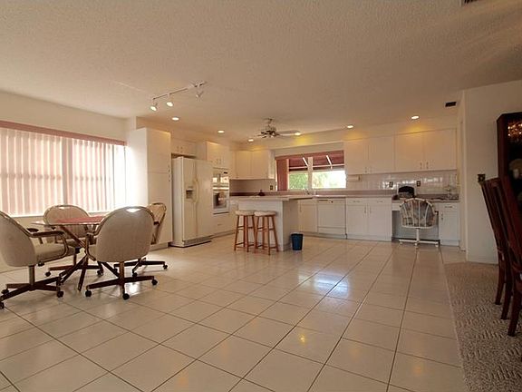 3rd image of 1117 Pinellas Bayway S APT 106