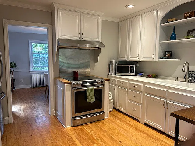 Sunny Upstairs Room in Welcoming Arlington Home - Utilities Included — Photo 2