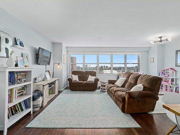 3rd image of 555 Kappock St APT 6S
