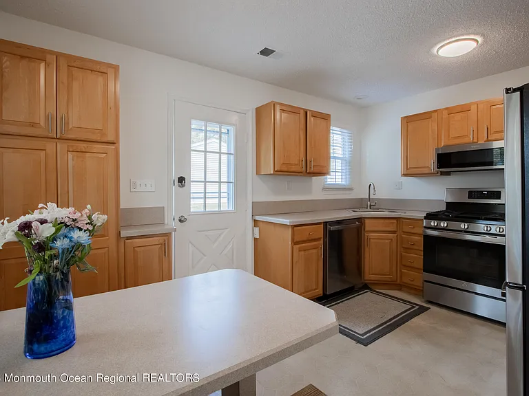 49 Williamsburg Dr — Photo 10