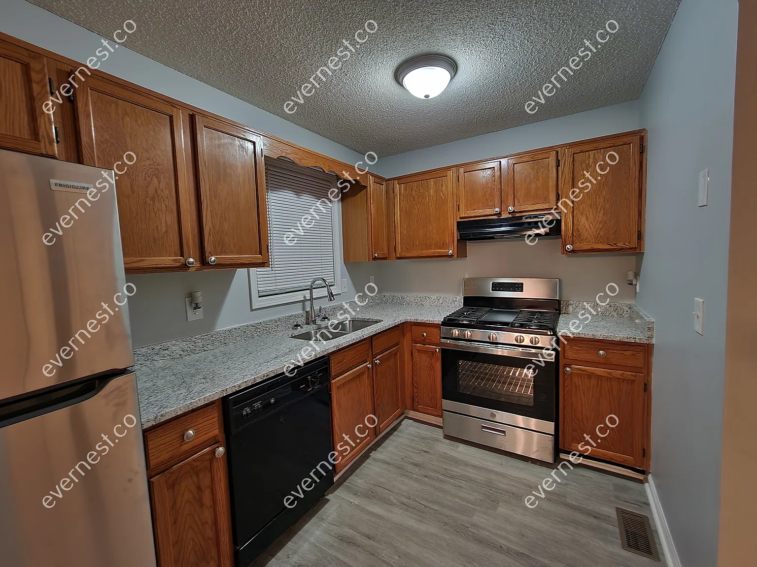 229 Hampton Dr — Photo 4