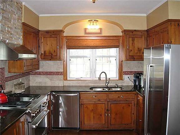 5th image of 2546 Densmore Dr