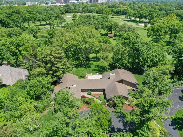 1 Baybrook Ct, Oak Brook, IL 60523