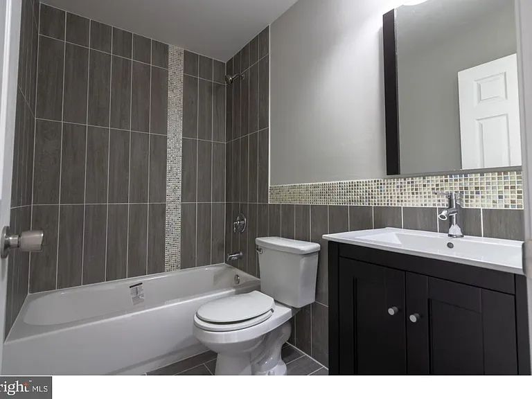 6241 N Woodstock St — Photo 10