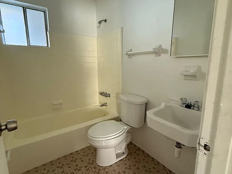426 Brookview Dr — Photo 10