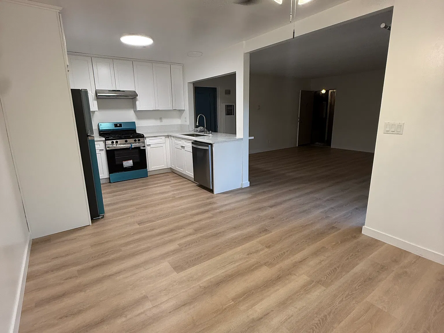 2 bed, 950 sqft, $2,700 — Photo 3