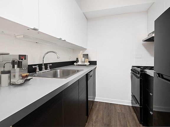 2nd image of 515 W Barry Ave #1044610