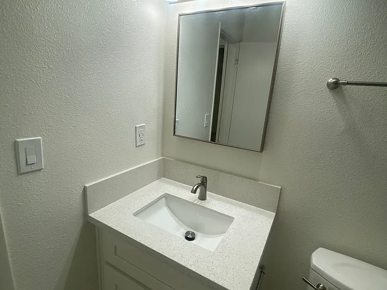 409 South Manhattan Place Apartments — Photo 7
