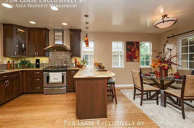 2BD/2.5BA Beautifully Updated Craftsman w/ Gourmet Kitchen, Two En-Suite Bedrooms — Photo 3
