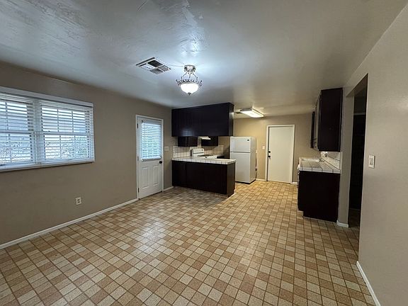 3rd image of 210 Douglas St #A