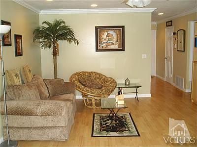 Family room w/crown moulding