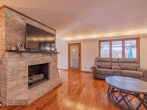 3rd image of 1331 Bloomingdale Pike