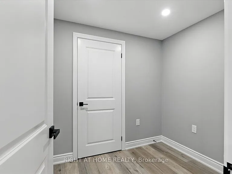 1 Lorilee Cres — Photo 7