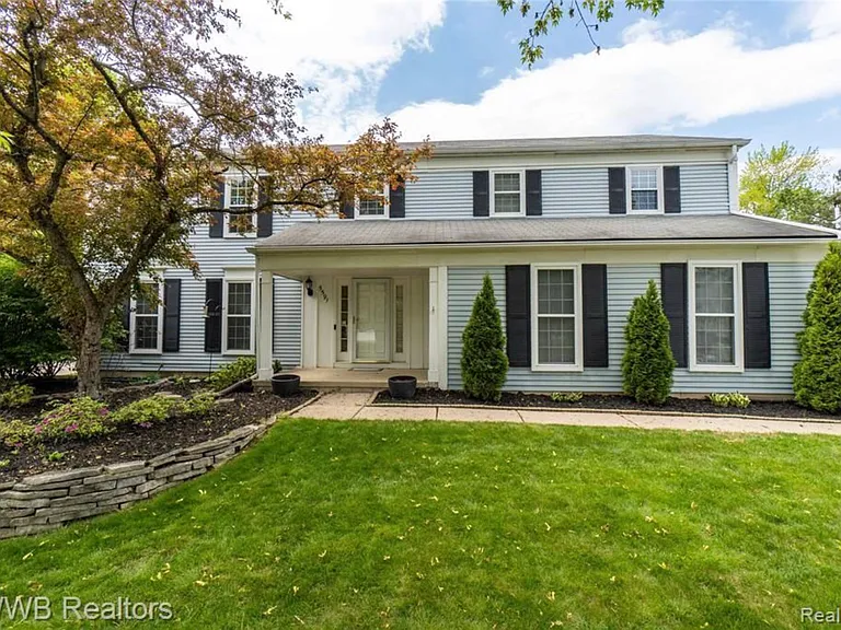5591 Kingsfield Dr — Photo 1