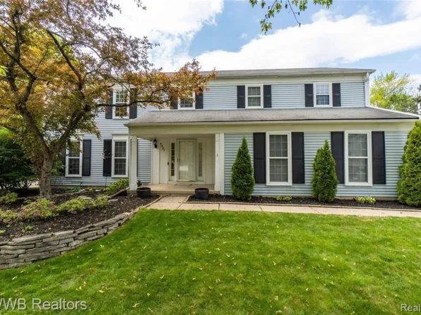 5591 Kingsfield Dr, West Bloomfield, MI 48322