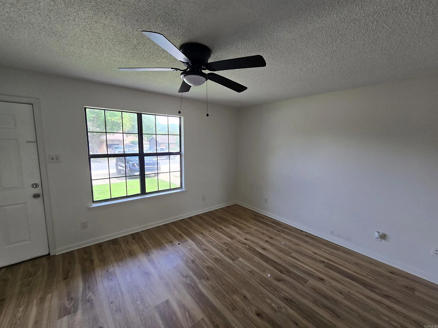 2 bed, 1.5 bath, 1045 sqft, $850 — Photo 1