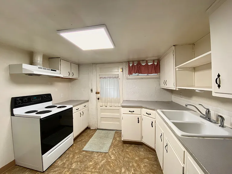 419 E Myrtle St #BASEMENT — Photo 1