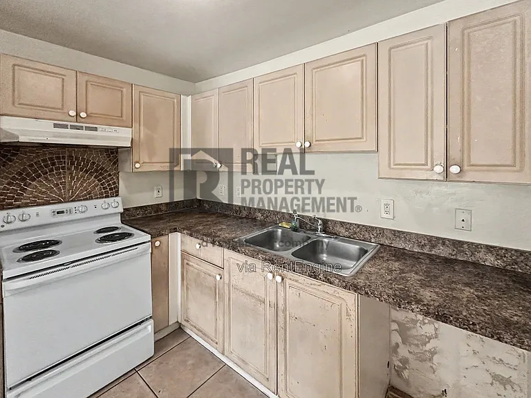 910 E 12th St — Photo 9