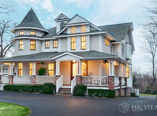 83 Oak St, New Canaan, CT 06840