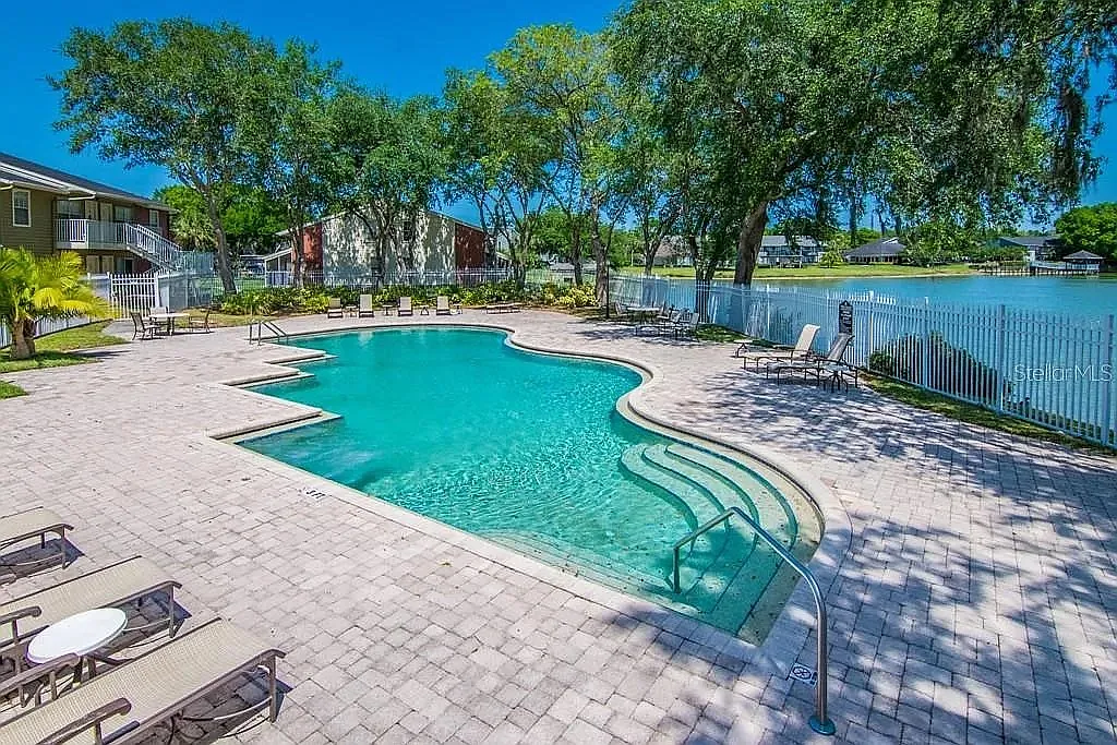 2 bed, 916 sqft, $1,600 — Photo 2