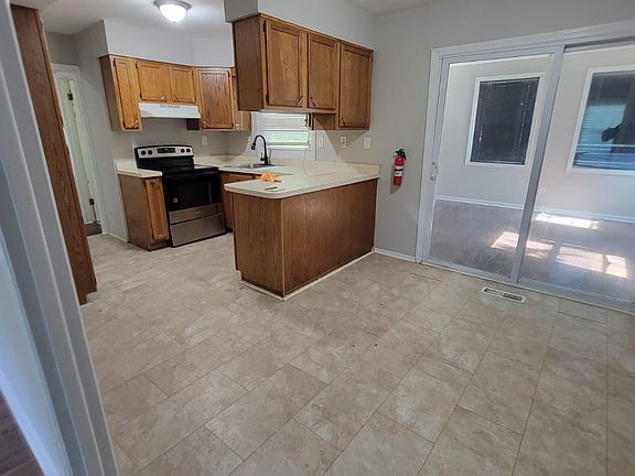 3rd image of 7 Maymont Ln