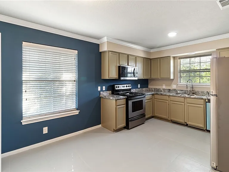 2100 Southwood Dr #4 — Photo 6