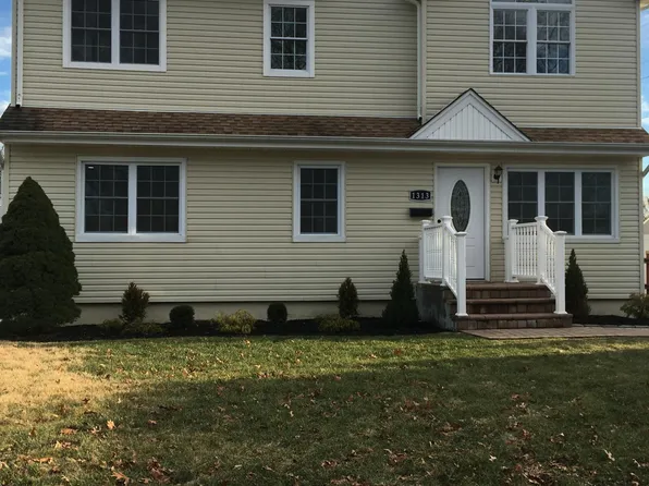 1313 Herzel Blvd, West Babylon, NY 11704