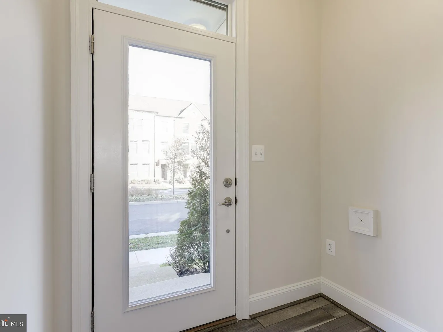 4 bed, 2.5 bath, 1800 sqft, $3,200 — Photo 2
