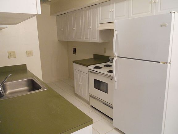 Kitchen w/Breakfast Bar