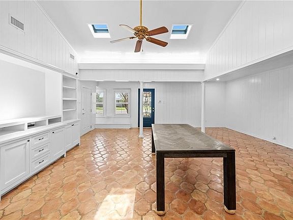 5th image of 302 Dolphin Pl