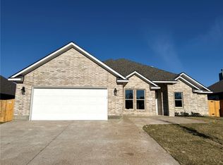 1213 Bridgewater Dr, College Station, TX 77845