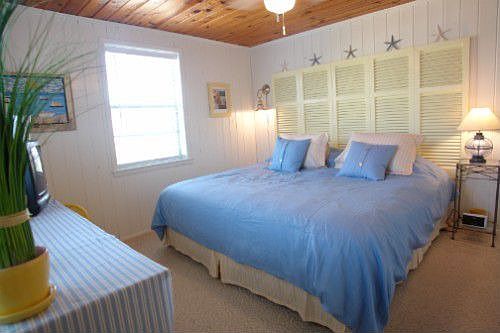 Bedroom with king size bed