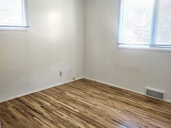 3rd image of 909 Avenue A NW