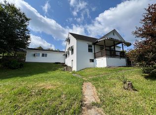 134 6th St, Mount Hope, WV 25880