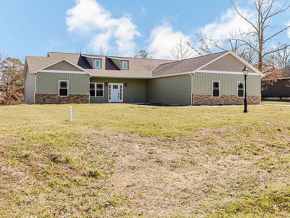 2nd image of 704 Jonathon Ln