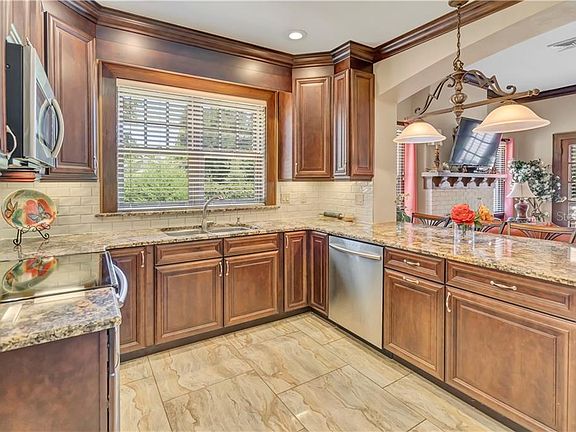 5th image of 2032 Shakespeare St