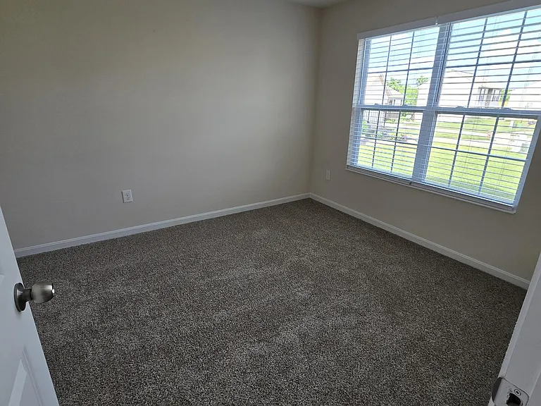 384 Rocky Pointe Ct — Photo 2