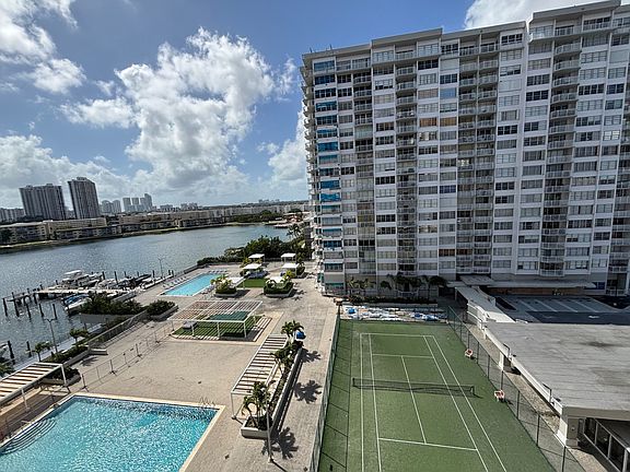 3rd image of 18061 Biscayne Blvd APT 903