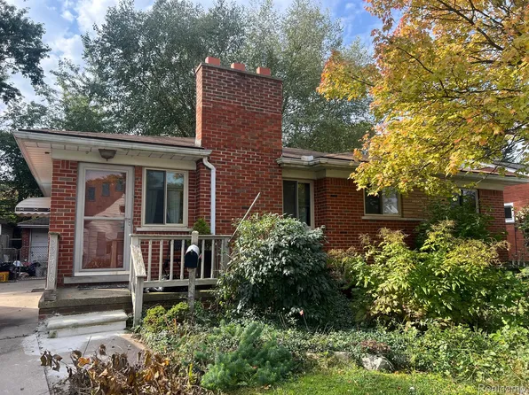 22476 Pointe Dr, Saint Clair Shores, MI 48081