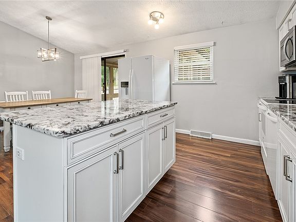 5th image of 833 Glendale Ct