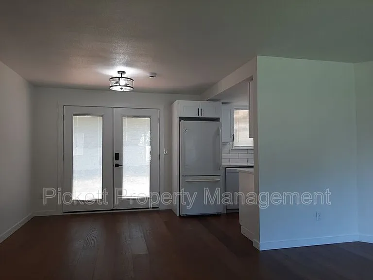 212 NE Torval Canyon Rd — Photo 3