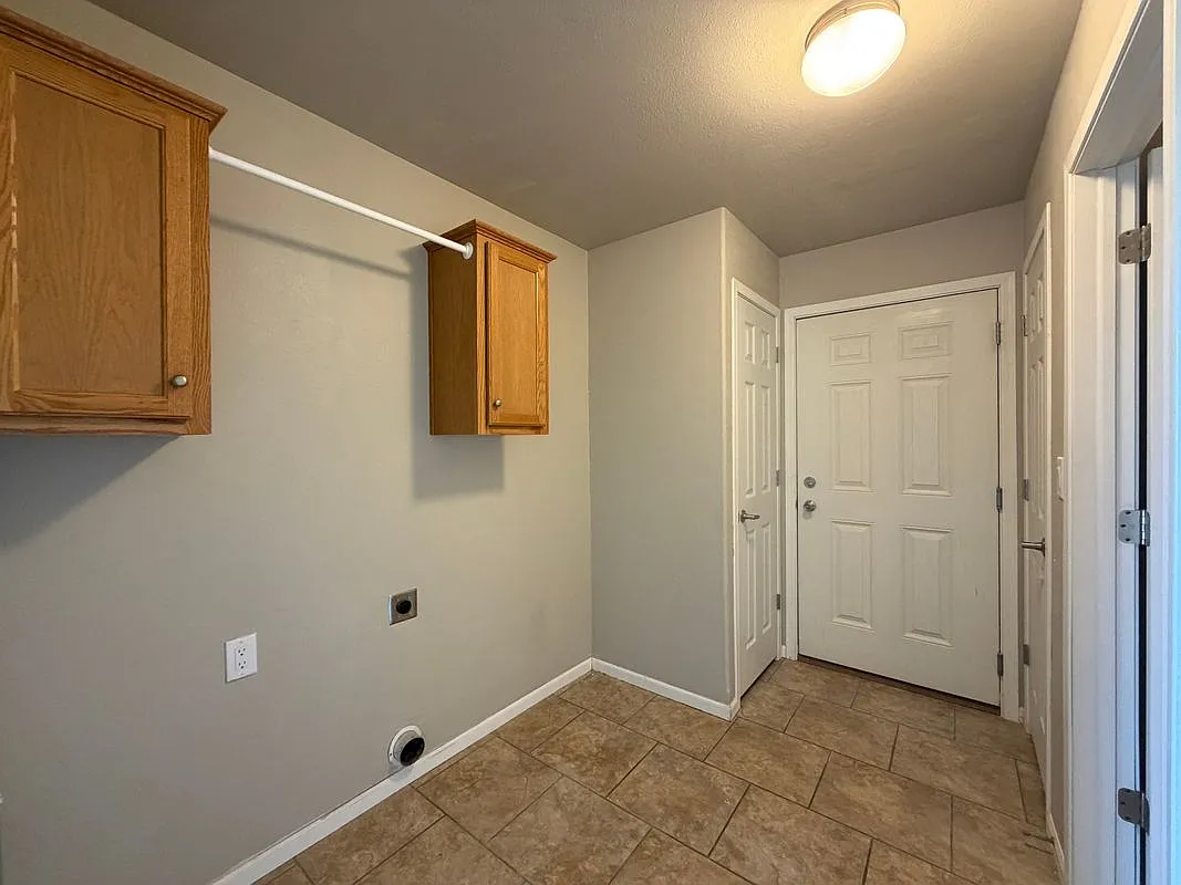 3 bed, 2.0 bath, 1392 sqft, $2,200 — Photo 4