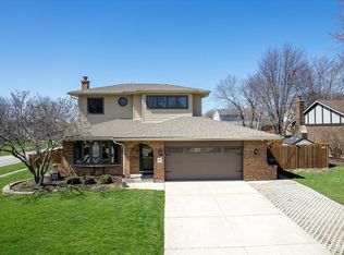 10S280 Havens Dr, Downers Grove, IL