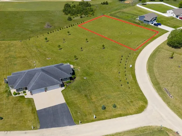 71 Country Club Dr, Brodhead, WI 53520