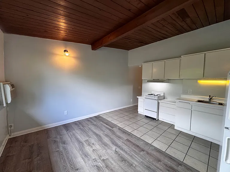 222 S Oak Knoll Ave #5 — Photo 3