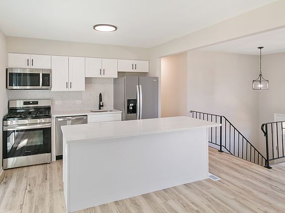 4th image of 5211 Roberta Ln
